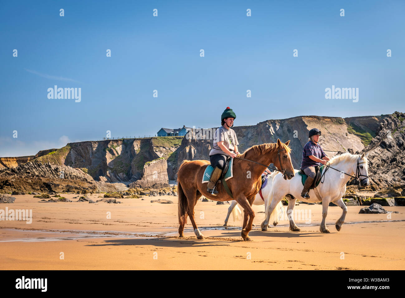 Bude Crooklets Beach, North Cornwall, England. Sonntag, 14. Juli 2019. UK Wetter. Mit klarem Himmel und warmen Temperaturen in North Cornwall, Reiter genießen Sie die weitläufigen Strände fast leer, als 'Super Sonntag' des Sports weniger Besucher sieht die Kornische Resort von Bude. Credit: Terry Mathews/Alamy leben Nachrichten Stockfoto