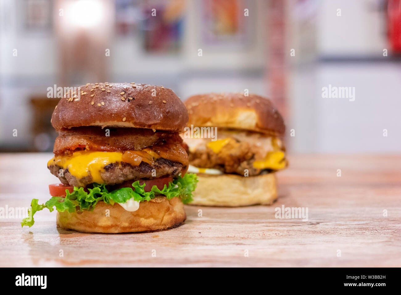 Aussicht auf zwei Hühnchen und Rindfleisch Burger mit Cheddar Käse Stockfoto