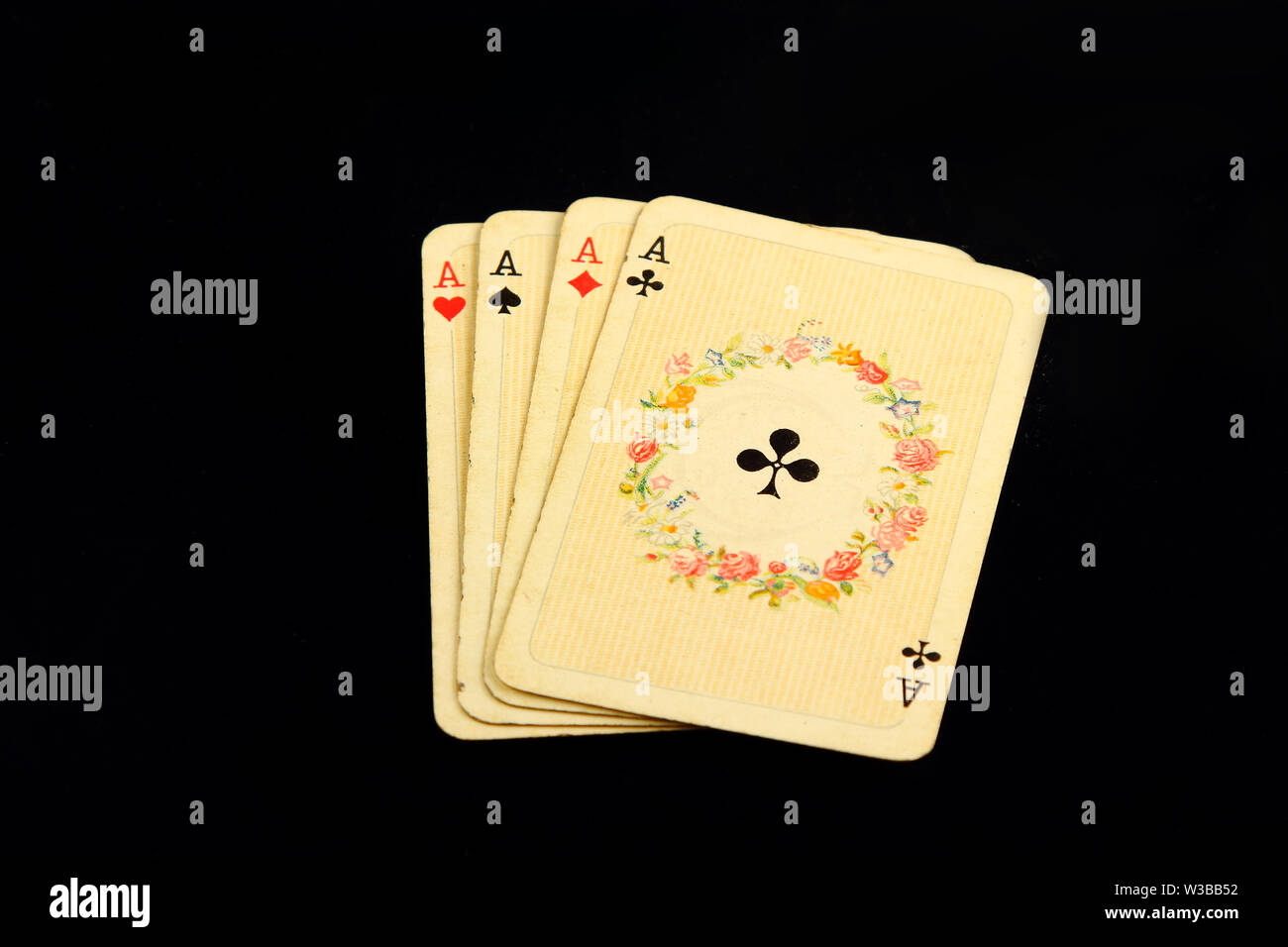 Die Kombination der Karten Poker Casino, auf schwarzem Hintergrund isoliert, Asse Stockfoto