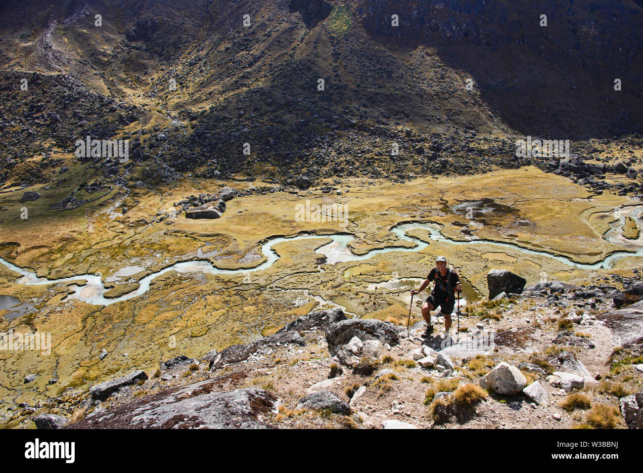 Die schöne Serpentine Waraco Fluss auf der Cordillera Real Traverse, Bolivien Stockfoto