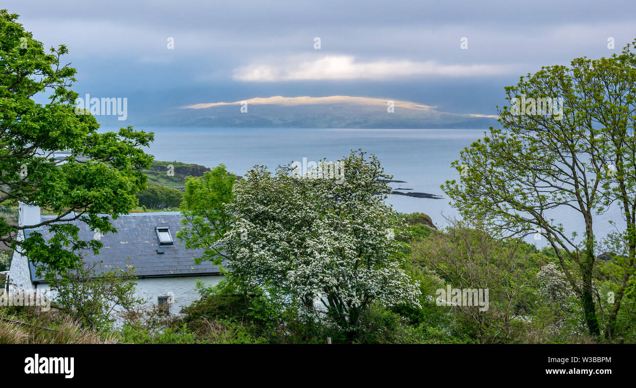 Blick über den Sound of Sleat mit Moody Himmel, Ardvasar, Isle of Skye, Scottish Highlands, Schottland, UK Stockfoto