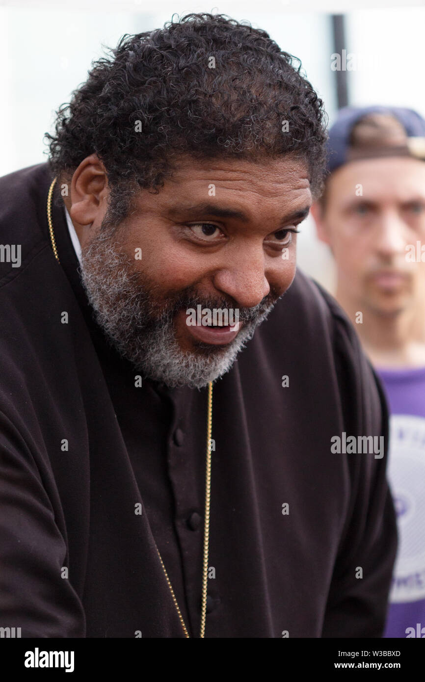 Der Aktivist Pfr. Dr. William J. Friseur II kommt an einer Kundgebung für Zuwanderer, die Lichter für Freiheit Demonstration und Mahnwache in Asheville, NC, USA. Stockfoto