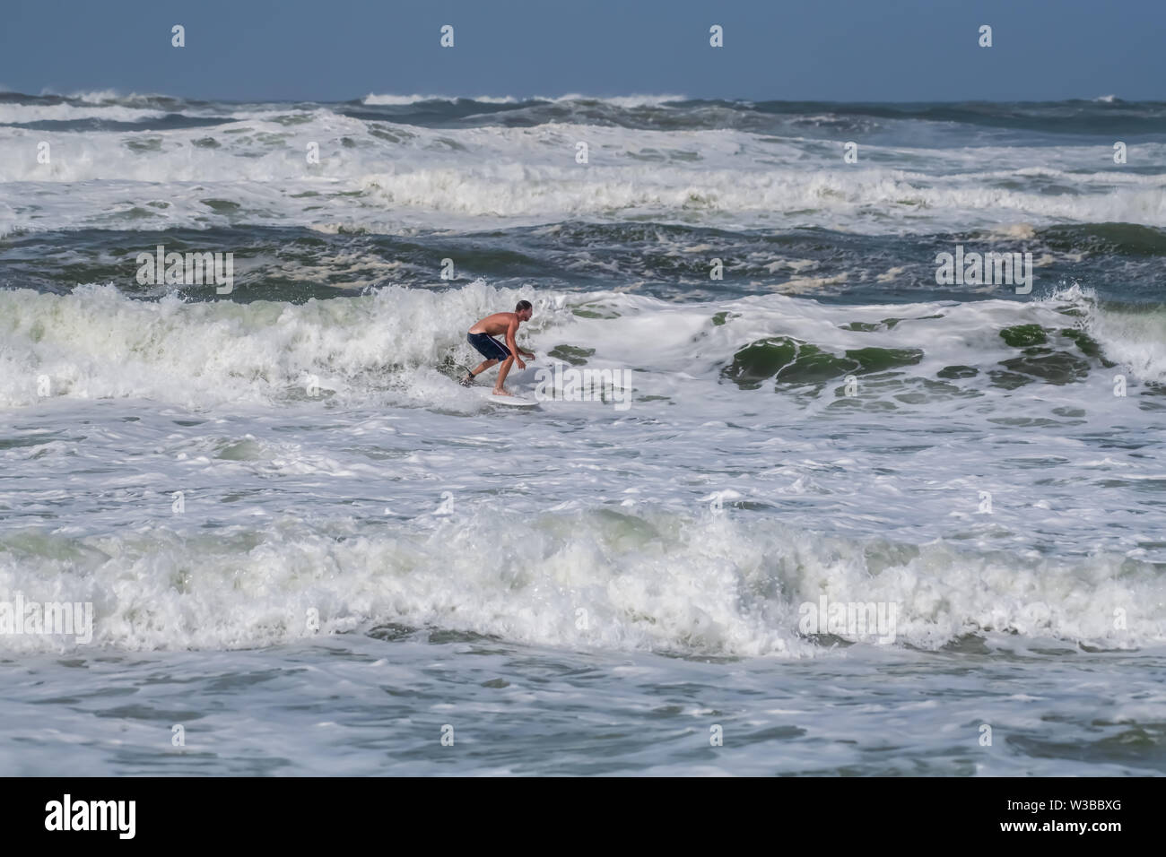 Panama City, Florida, USA. Juli 14, 2019 Surfen in St. Andrews State Park als Hurrikan Barry Kannen im Golf von Mexiko. Stockfoto
