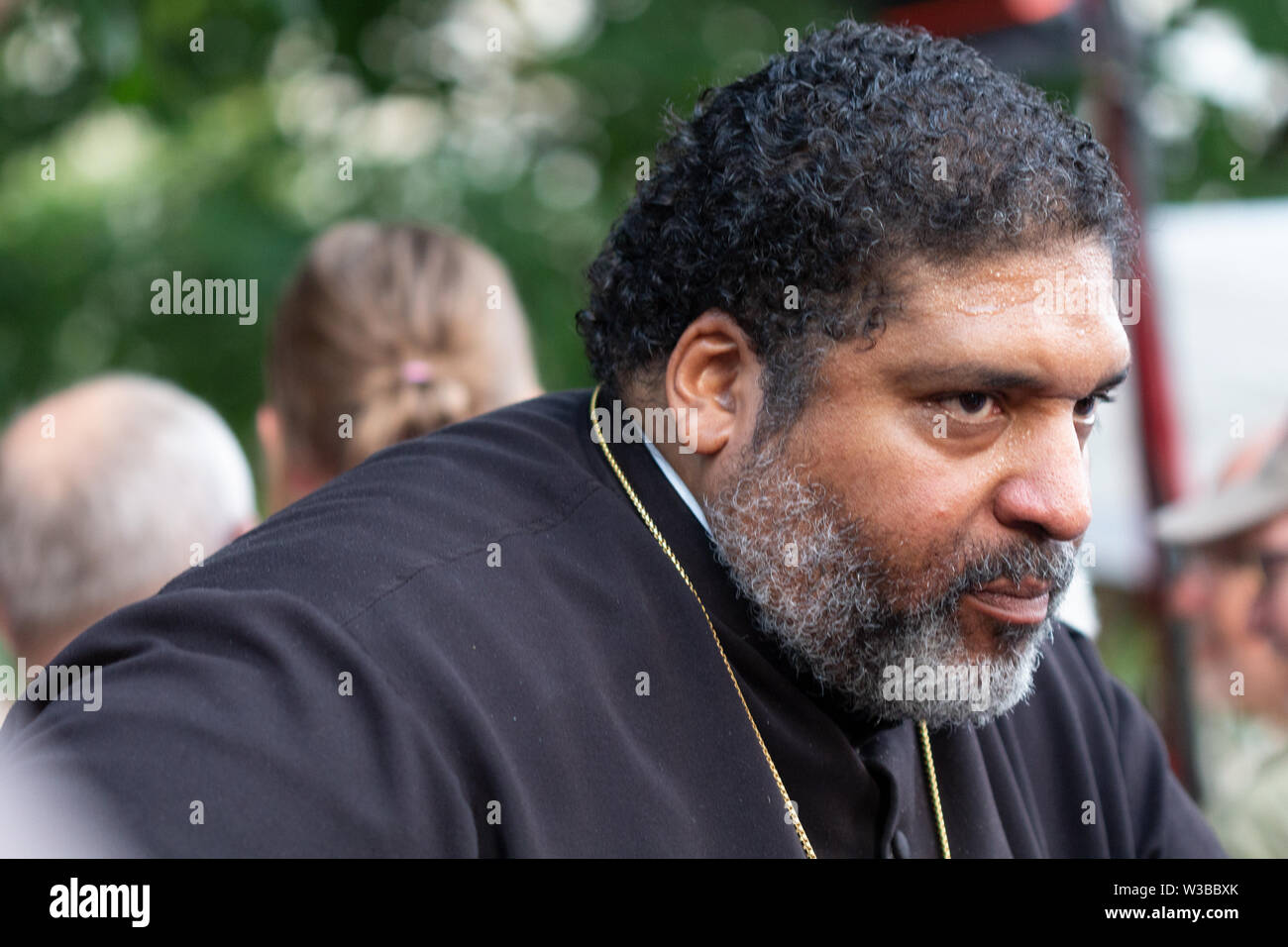 Aktivist Pfr. Dr. William J. Friseur II Verlässt der Gast auf einer Kundgebung für Zuwanderer, die Lichter für Freiheit Demonstration und Mahnwache in Asheville, NC USA Stockfoto