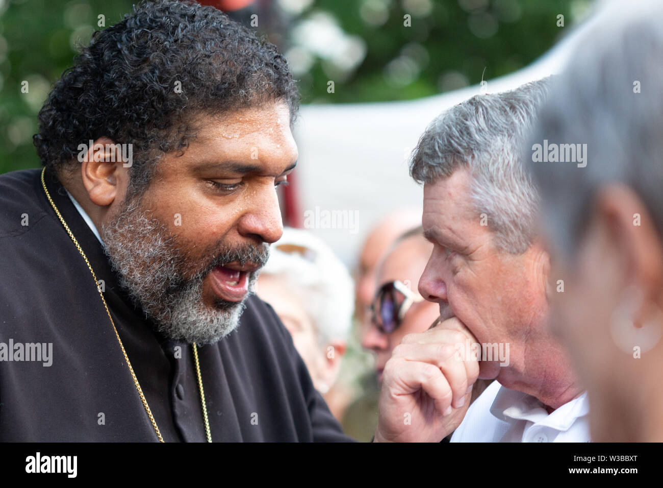 Der Aktivist Pfr. Dr. William J. Friseur II Gespräche mit Kongreßanwärter Dr. Steve Woodsmall an der Ampel für Liberty Rally in Asheville, NC USA Stockfoto
