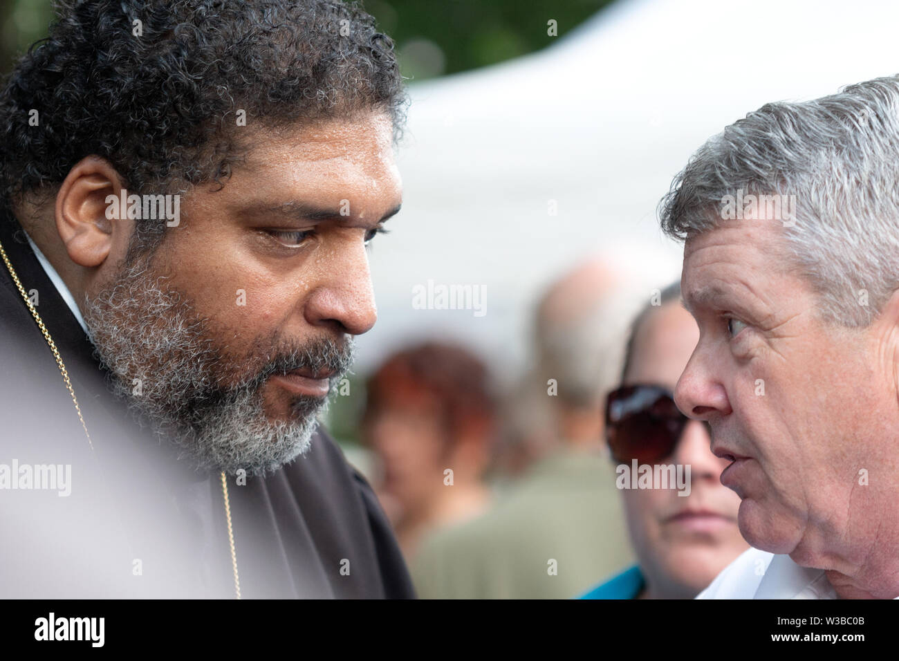 Aktivist Pfr. Dr. William J. Friseur II spricht mit Kongreßanwärter Dr. Steve Woodsmall an der Ampel für Liberty Rally in Asheville, NC, USA Stockfoto
