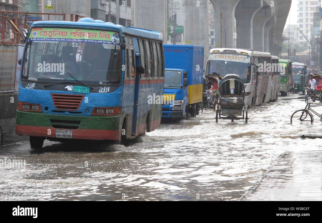 Wassergewinnung am 14. juli 2019, Fahrzeuge versuchen zu fahren und die Bürger laufen durch die Dhaka Straßen in Bangladesch, starker Monsunregen Stockfoto