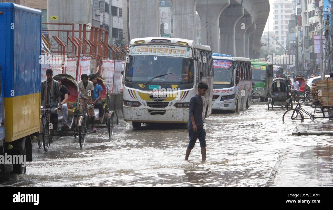 Wassergewinnung am 14. juli 2019, Fahrzeuge versuchen zu fahren und die Bürger laufen durch die Dhaka Straßen in Bangladesch, starker Monsunregen Stockfoto