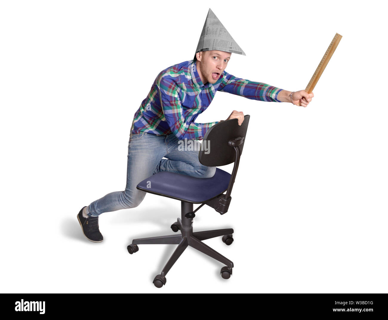 Junger Bürotrainee fährt auf einem Bürostuhl Stockfoto