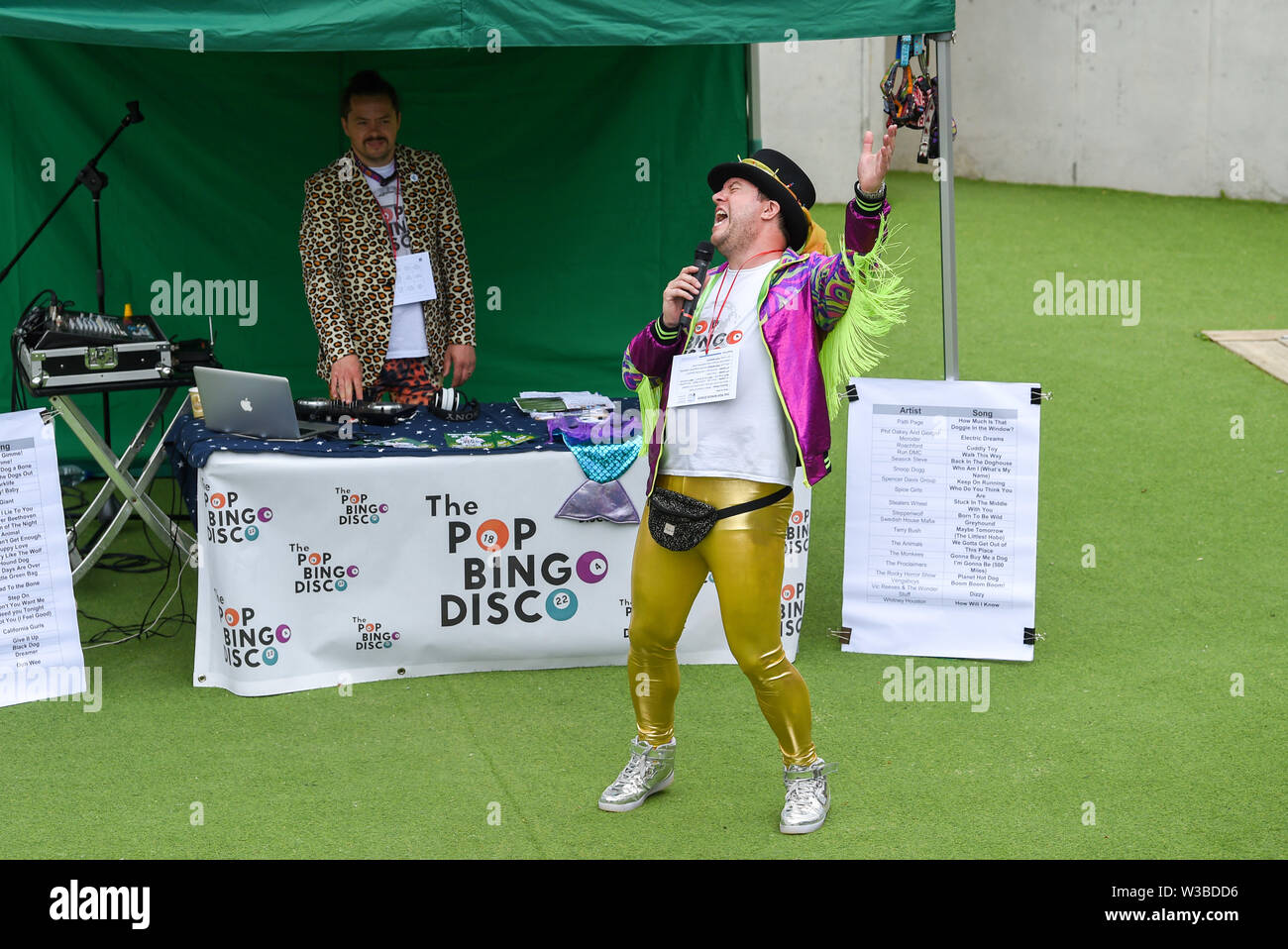 Brighton UK 14. Juli 2019 - Hunde und ihre Besitzer zu erhalten, die für eine Mischung aus Disco und ein Spiel von Bingo, da sie Teil der Welt Premier der Doggy Pop Bingo Disco Show im Brighton Open Air Theater heute. Foto: Simon Dack/Alamy leben Nachrichten Stockfoto