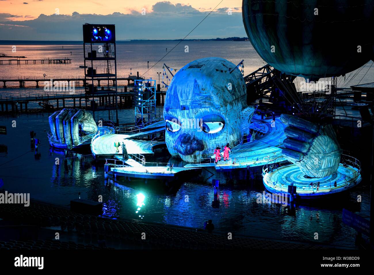 Bregenz, Österreich. 12. Juli, 2019. Eine Szene aus Verdis Oper "Rigoletto" bei Foto Probe auf der Seebühne der Bregenzer Festspiele. Die Premiere findet am 17. Juli 2019. Credit: Felix Kästle/dpa/Alamy leben Nachrichten Stockfoto