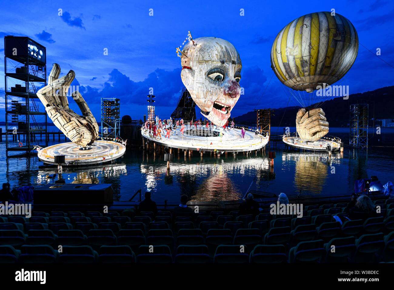 Bregenz, Österreich. 12. Juli, 2019. Eine Szene aus Verdis Oper "Rigoletto" bei Foto Probe auf der Seebühne der Bregenzer Festspiele. Die Premiere findet am 17. Juli 2019. Credit: Felix Kästle/dpa/Alamy leben Nachrichten Stockfoto