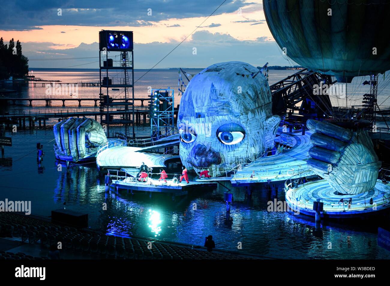 Bregenz, Österreich. 12. Juli, 2019. Eine Szene aus Verdis Oper "Rigoletto" bei Foto Probe auf der Seebühne der Bregenzer Festspiele. Die Premiere findet am 17. Juli 2019. Credit: Felix Kästle/dpa/Alamy leben Nachrichten Stockfoto