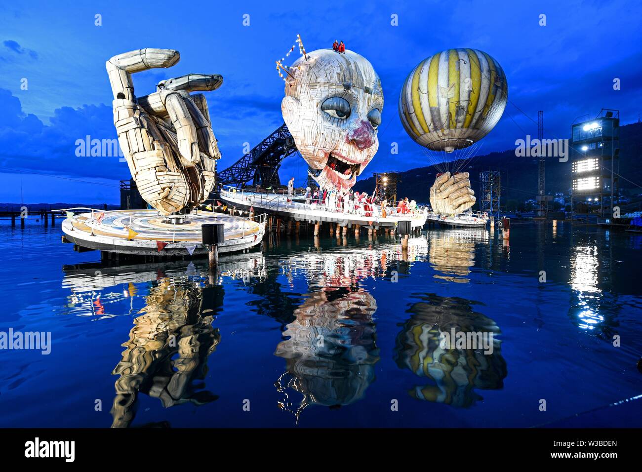 Bregenz, Österreich. 12. Juli, 2019. Eine Szene aus Verdis Oper "Rigoletto" bei Foto Probe auf der Seebühne der Bregenzer Festspiele. Die Premiere findet am 17. Juli 2019. Credit: Felix Kästle/dpa/Alamy leben Nachrichten Stockfoto