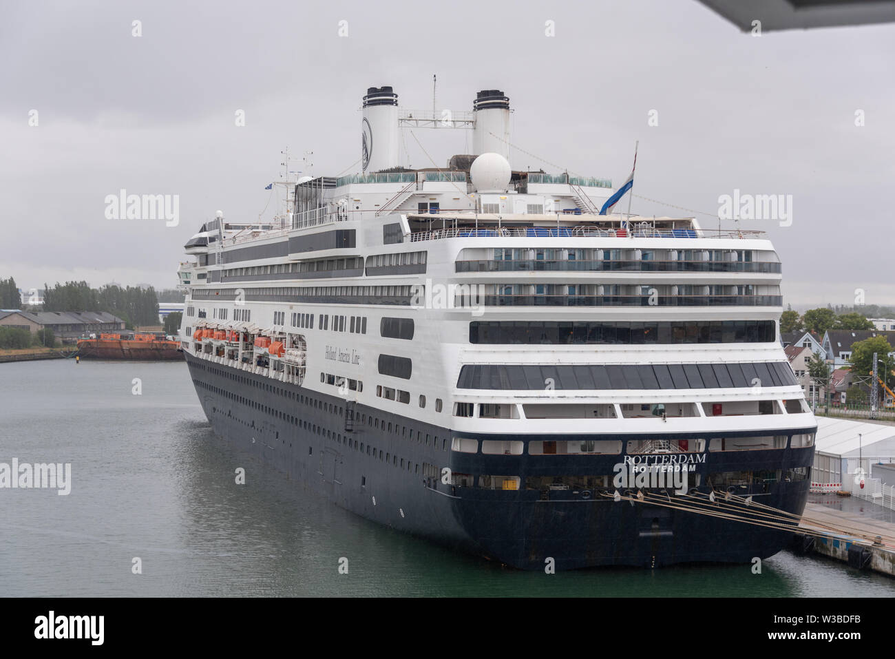 Rostock, Deutschland - Juli 7, 2019: Blick auf das Kreuzfahrtschiff Rotterdam in den Hafen von Rostock, Deutschland. Stockfoto