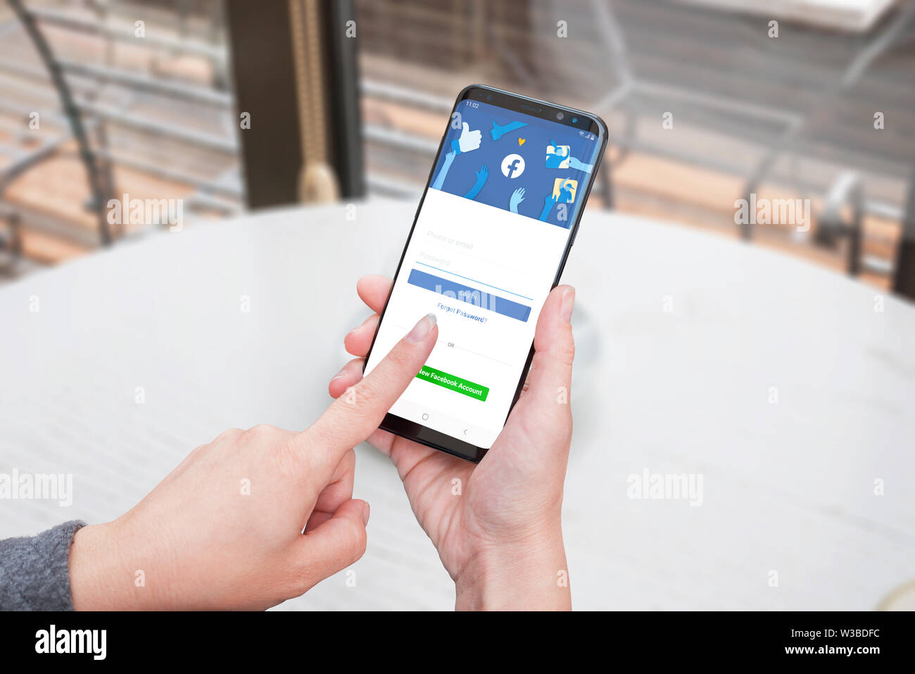 SARAJEVO, BOSNIEN UND HERZEGOWINA - 14. Juli 2019: Neue überarbeitete Facebook in Form mit neuen Facebook Logo auf moderne Smart Phone in der Frau Hand anmelden. Stockfoto