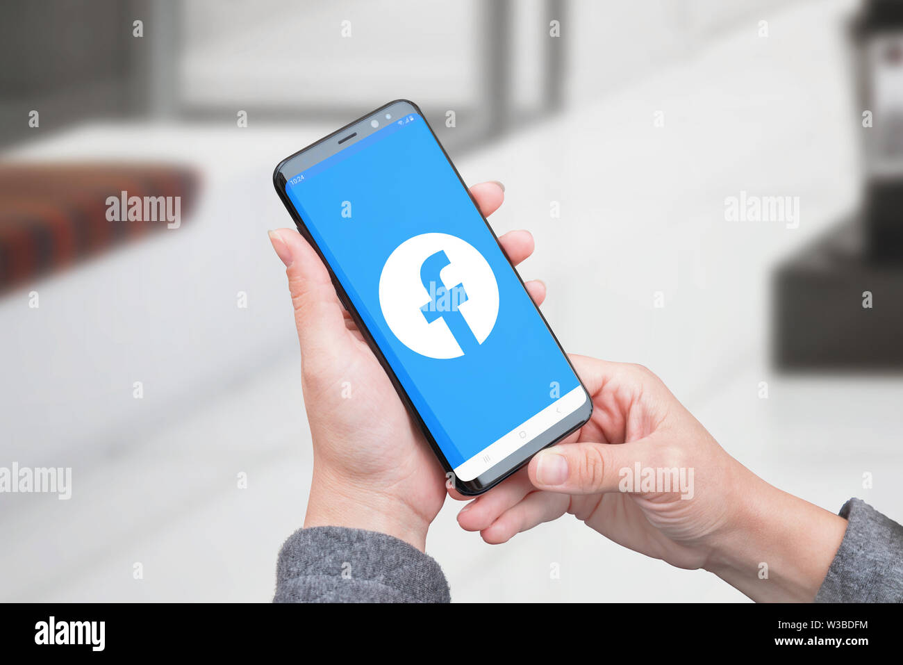 SARAJEVO, BOSNIEN UND HERZEGOWINA - Juli 14, 2019: Neue Facebook Logo auf Facebook App auf moderne Smart Phone in der Frau die Hand. Stockfoto
