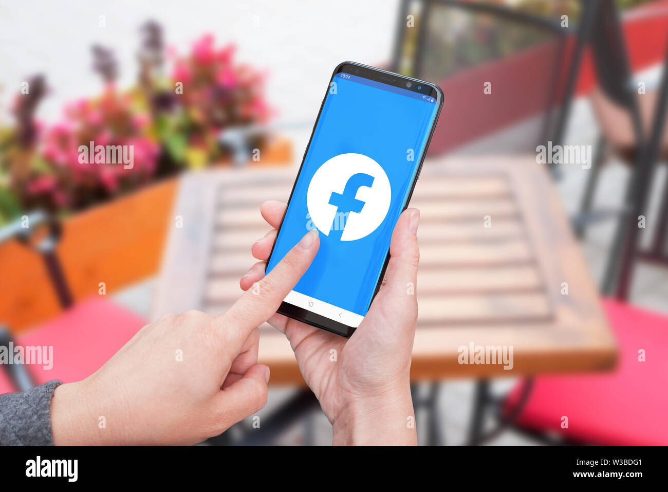 SARAJEVO, BOSNIEN UND HERZEGOWINA - Juli 14, 2019: Frau mit einem smart phone mit neuen Facebook Social Network Logo. Stockfoto