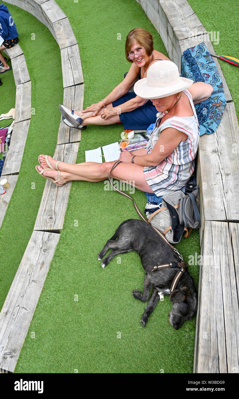 Brighton UK 14. Juli 2019 - Hunde und ihre Besitzer zu erhalten, die für eine Mischung aus Disco und ein Spiel von Bingo, da sie Teil der Welt Premier der Doggy Pop Bingo Disco Show im Brighton Open Air Theater heute. Foto: Simon Dack/Alamy leben Nachrichten Stockfoto