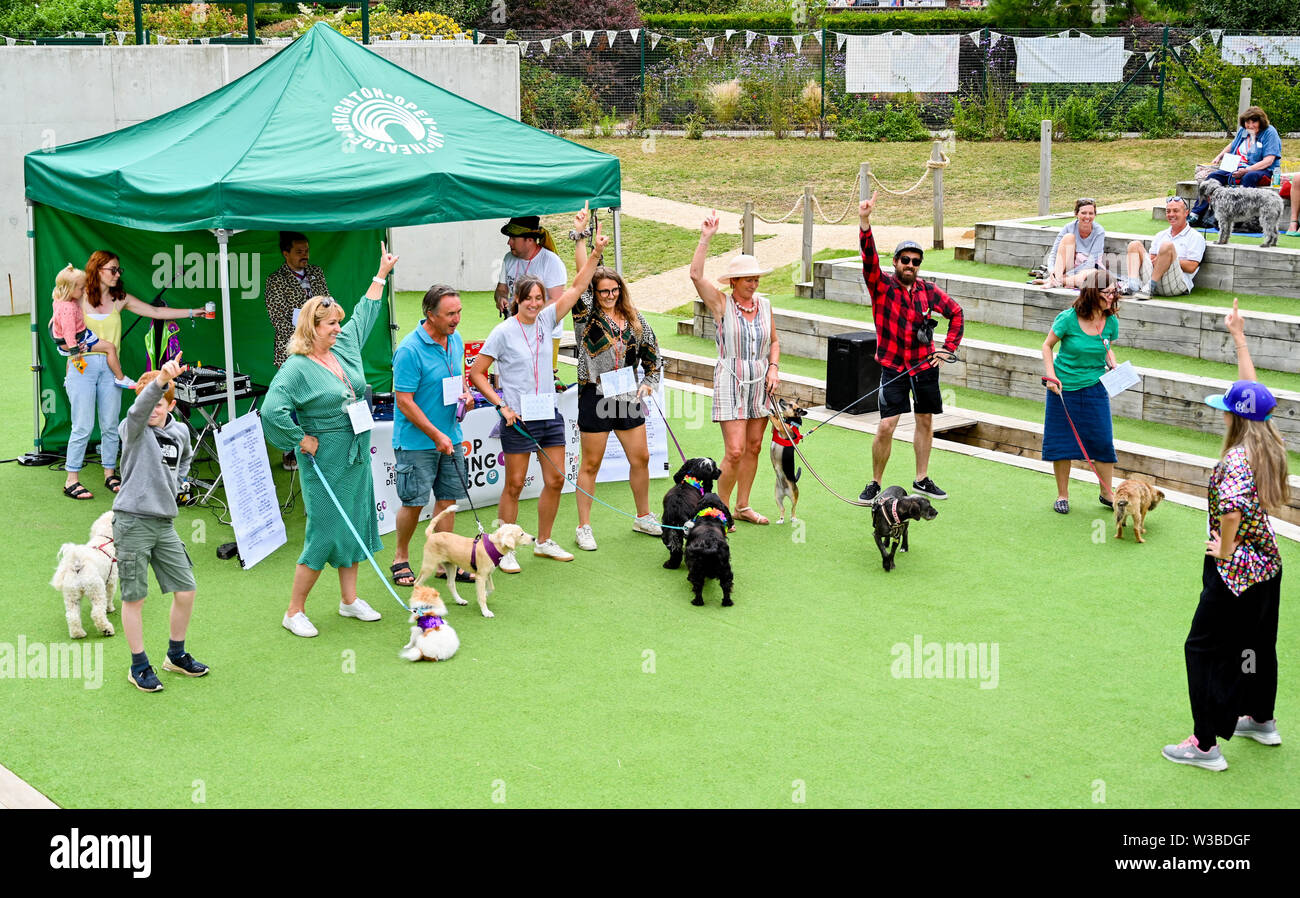 Brighton UK 14. Juli 2019 - Hunde und ihre Besitzer zu erhalten, die für eine Mischung aus Disco und ein Spiel von Bingo, da sie Teil der Welt Premier der Doggy Pop Bingo Disco Show im Brighton Open Air Theater heute. Foto: Simon Dack/Alamy leben Nachrichten Stockfoto