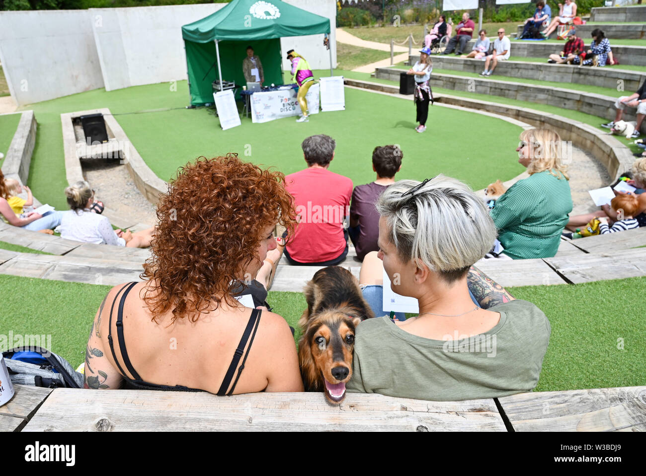 Brighton UK 14. Juli 2019 - Hunde und ihre Besitzer zu erhalten, die für eine Mischung aus Disco und ein Spiel von Bingo, da sie Teil der Welt Premier der Doggy Pop Bingo Disco Show im Brighton Open Air Theater heute. Foto: Simon Dack/Alamy leben Nachrichten Stockfoto