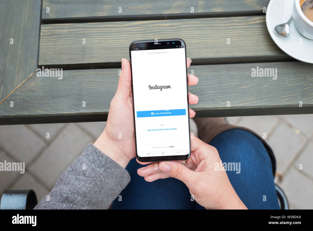 SARAJEVO, BOSNIEN UND HERZEGOWINA - Juli 14, 2019: Neue Instagram Login Form mit Login mit Facebook option. Frau mit Samsung Galaxy smart phone ein Stockfoto