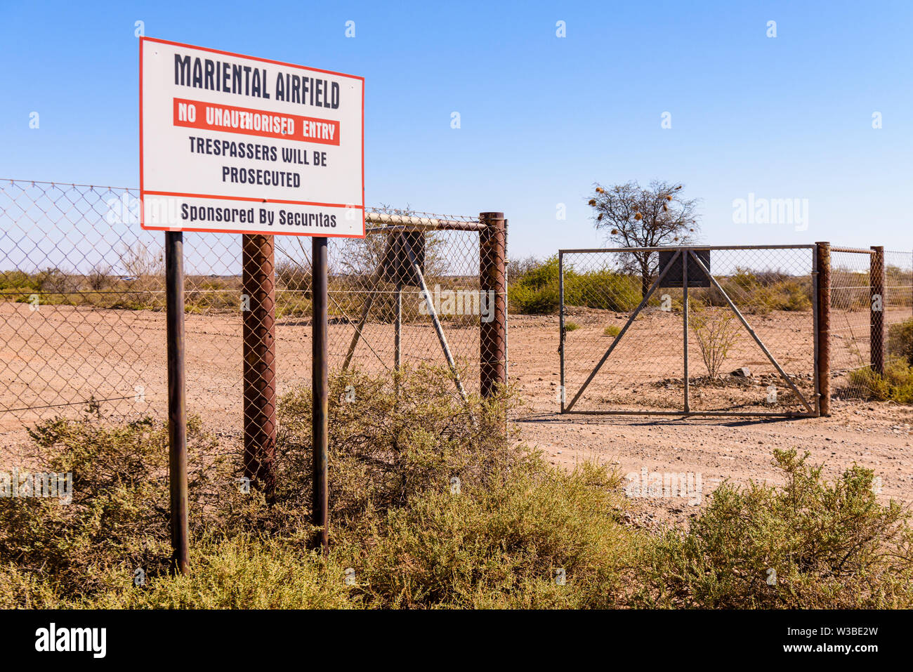 Schild am Eingang zu Mariental Airfield, Warnung vor unbefugtem Zutritt, Mariental, Namibia Stockfoto