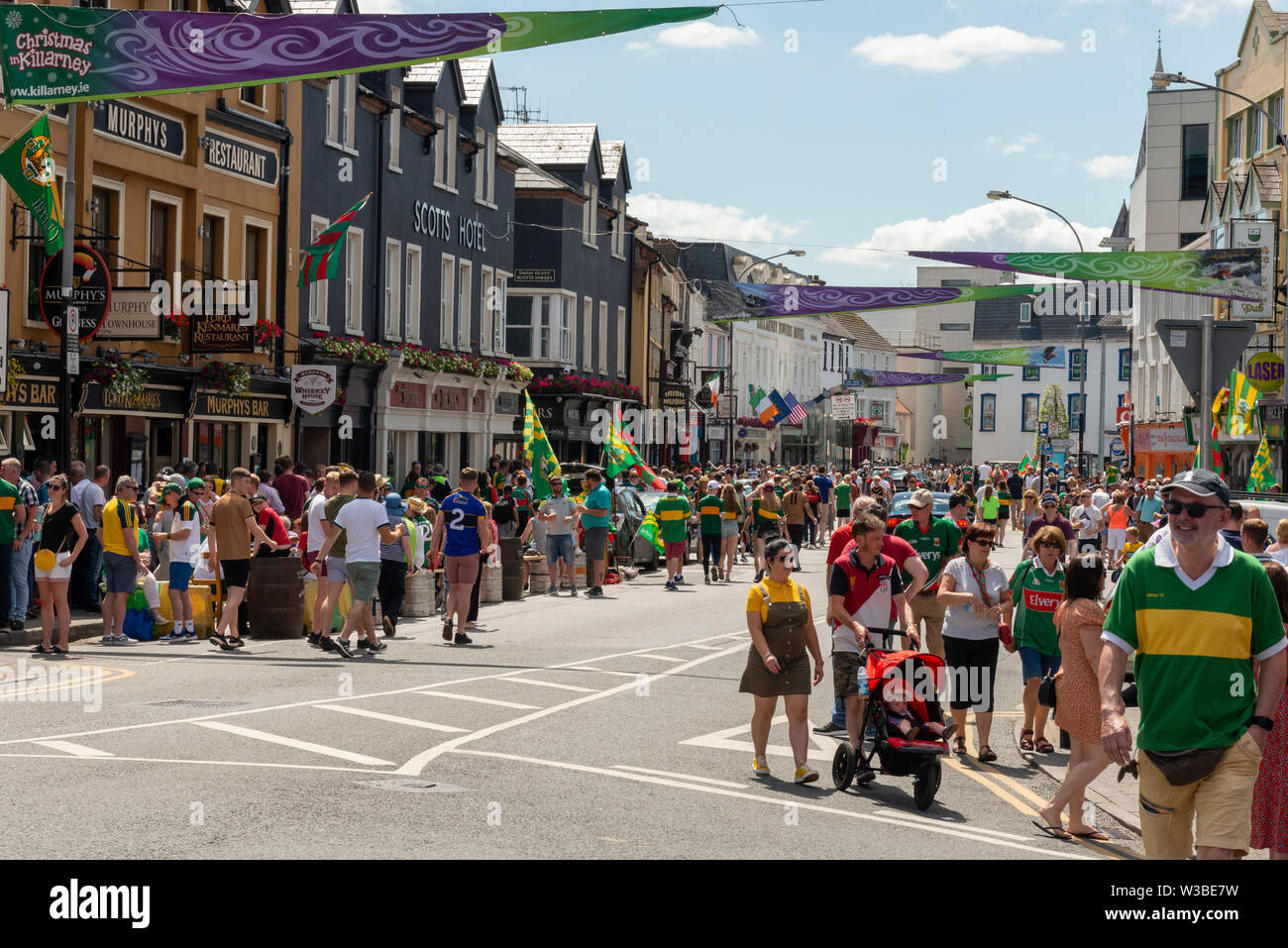 Spieltag in Killarney, County Kerry, Irland. Fans der gälischen Fußballfans auf der College Street vor dem Spiel von Mayo und Kerry im Juli 2019. Stockfoto