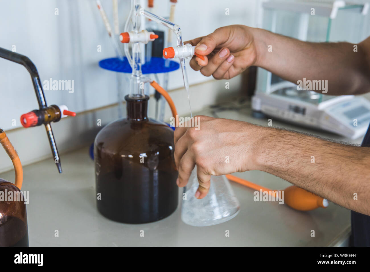 Mann oder Mann halten Reagenzglas in der Hand produziert Chemie experiment Test und Forschung in der modernen Chemie Labor. Stockfoto