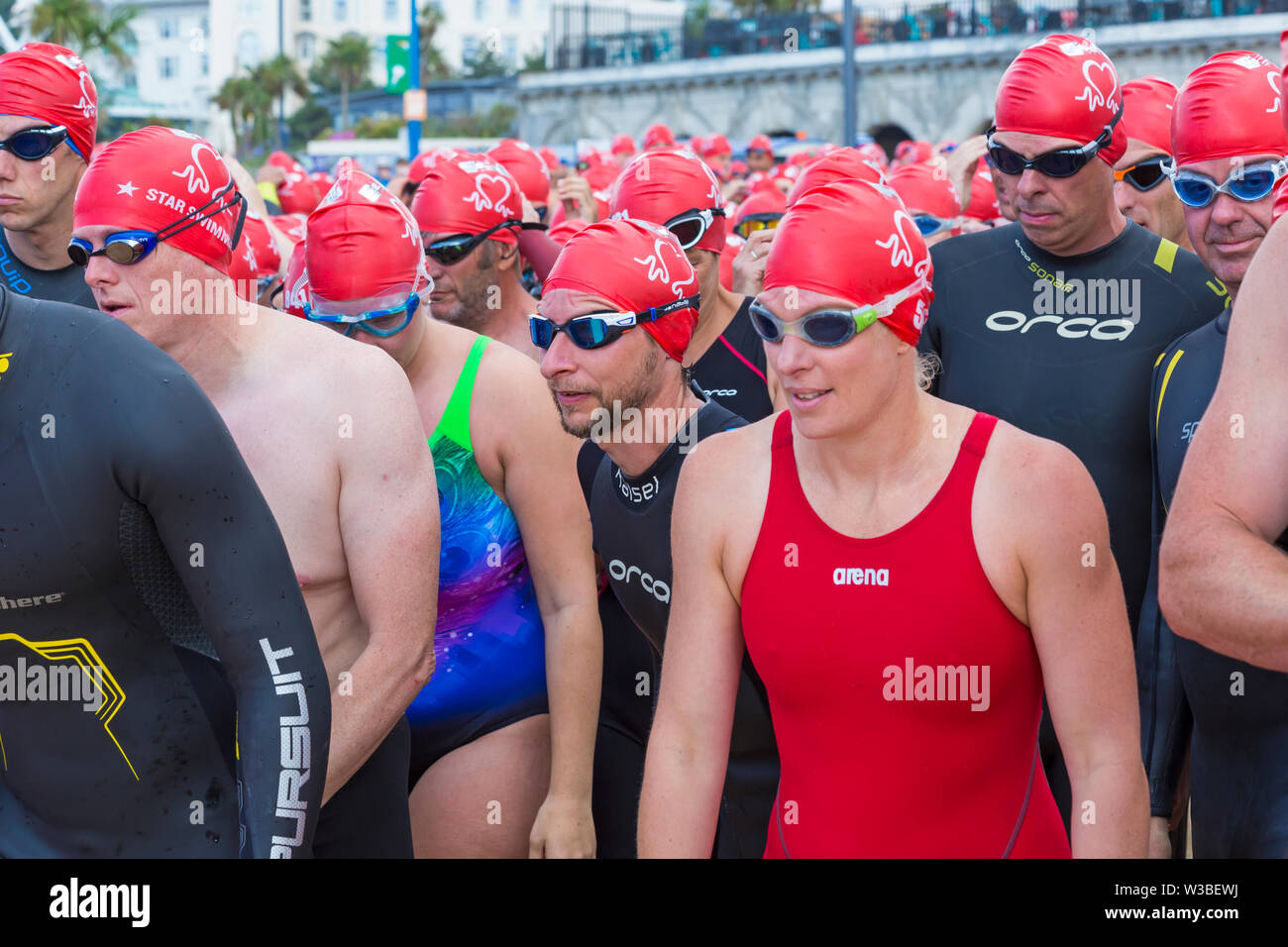 Bournemouth, Dorset UK. 14. Juli 2019. Pier zum Pier, wo Schwimmen Schwimmer trotzen dem Englischen Kanal Schwimmen von Bournemouth zu Boscombe Piers in 1,4 km Open Water Challenge, die Kapital für BHF, British Heart Foundation. Credit: Carolyn Jenkins/Alamy leben Nachrichten Stockfoto