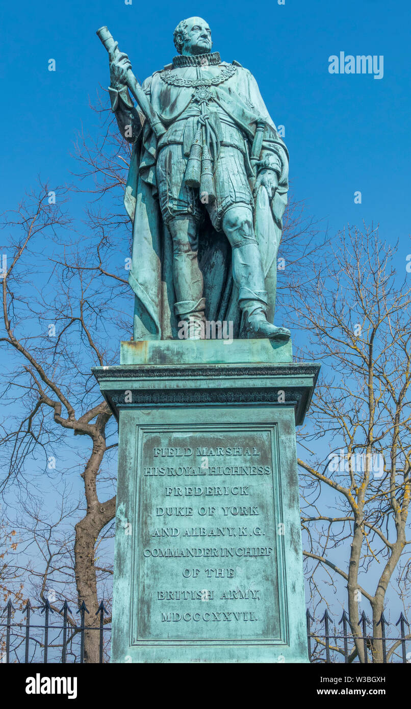 Sockel der Statue und SEINE KÖNIGLICHE HOHEIT Friedrich Herzog von York und Albany (Army Commander in Chief), vor blauem Himmel, Castle Esplanade, Edinburgh, Schottland, Großbritannien. Stockfoto