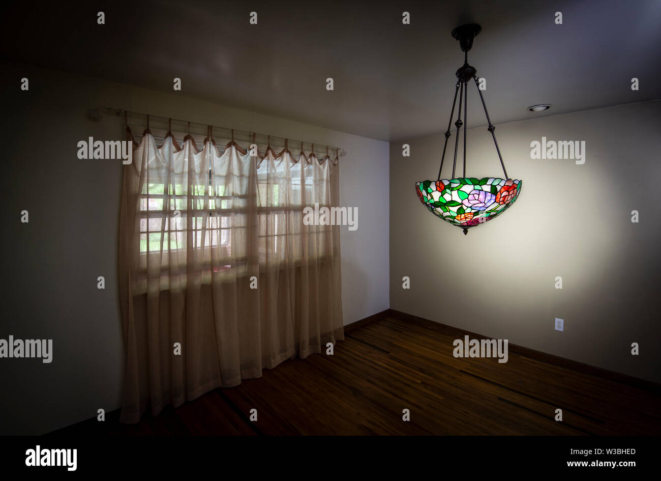 Leeren Raum mit geheimnisvoll leuchten in frei Haus Stockfoto