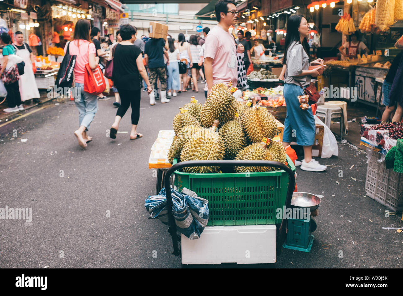 Durian, exotische tropische Früchte zum Verkauf auf dem Markt von Hongkong. Stockfoto