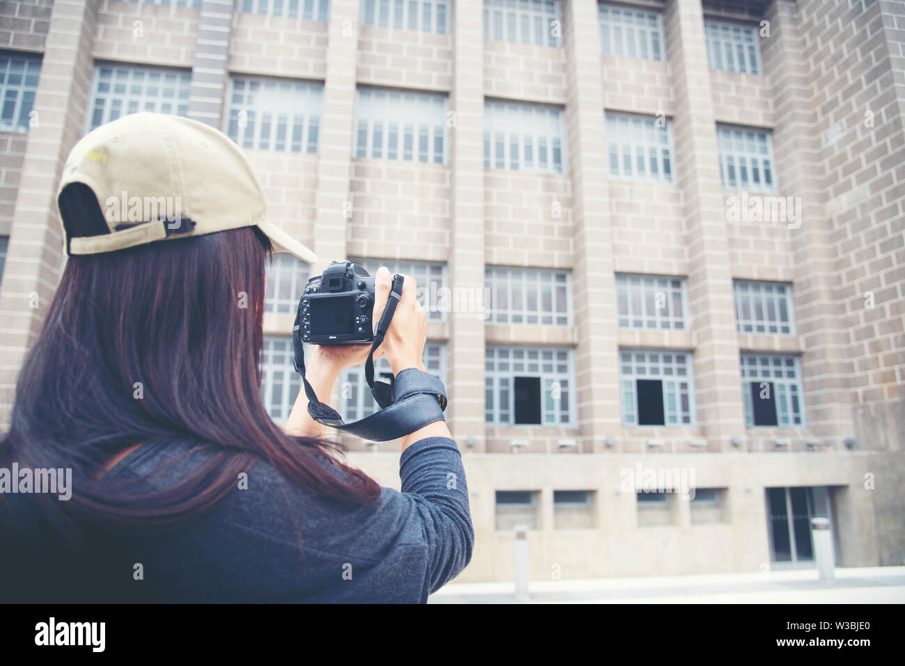 Weibliche junge Reisende mit Rucksack und photocamera in der Altstadt. Schöne Frau Rucksack rund um das Wort. Stockfoto