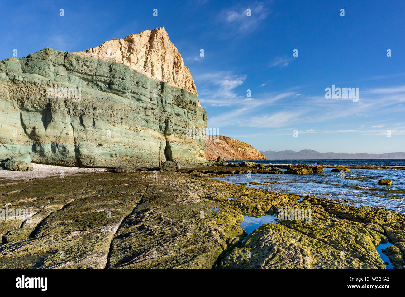 Steilküste mit mehrfarbigen Felsen in der Bucht von Cortez, Mexiko Stockfoto