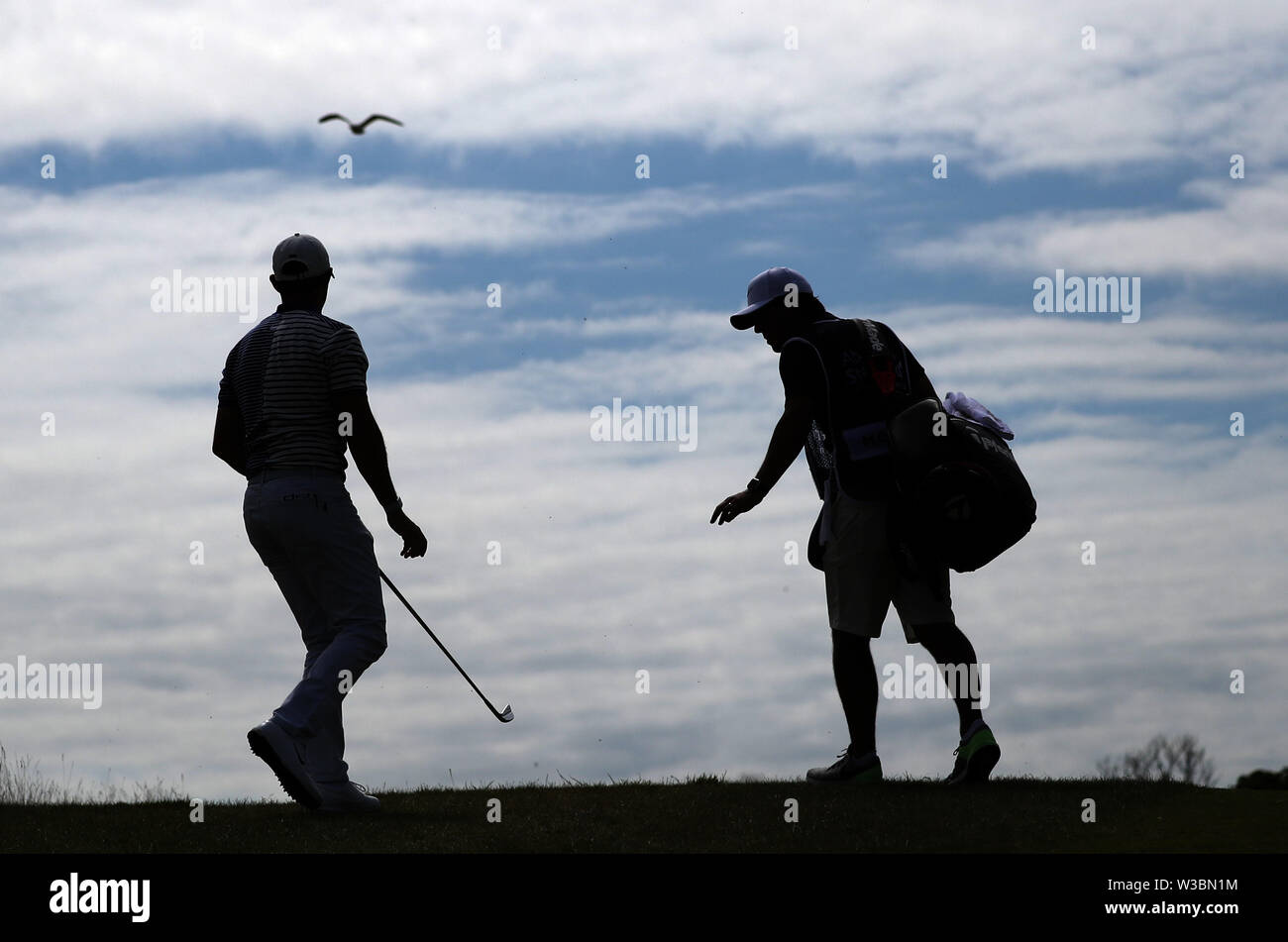 Von Nordirland Rory McIlroy und seinem caddie in der 8. Bohrung während Tag vier der Aberdeen Standard Investitionen Scottish Open im Renaissance Club, North Berwick. Stockfoto