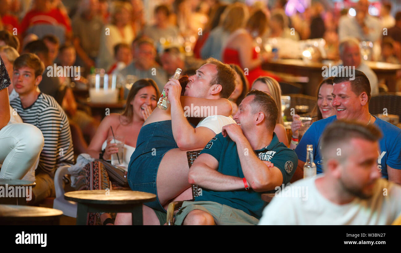 Touristen ihren Urlaub in Magaluf treffen auf riesigen Fernseher Bildschirme der Champions League Fußball Fin Stockfoto