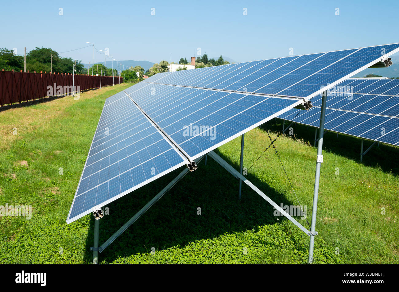 Solarmodule, Sonnenenergie Produktion in Europa Stockfoto