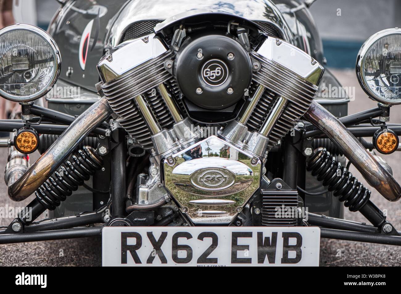S&S verchromten Motor auf einem Morgan 3-wheeler in Autofest, Winchester Auto Scheune, Sutton Scotney, Hampshire, Großbritannien Stockfoto