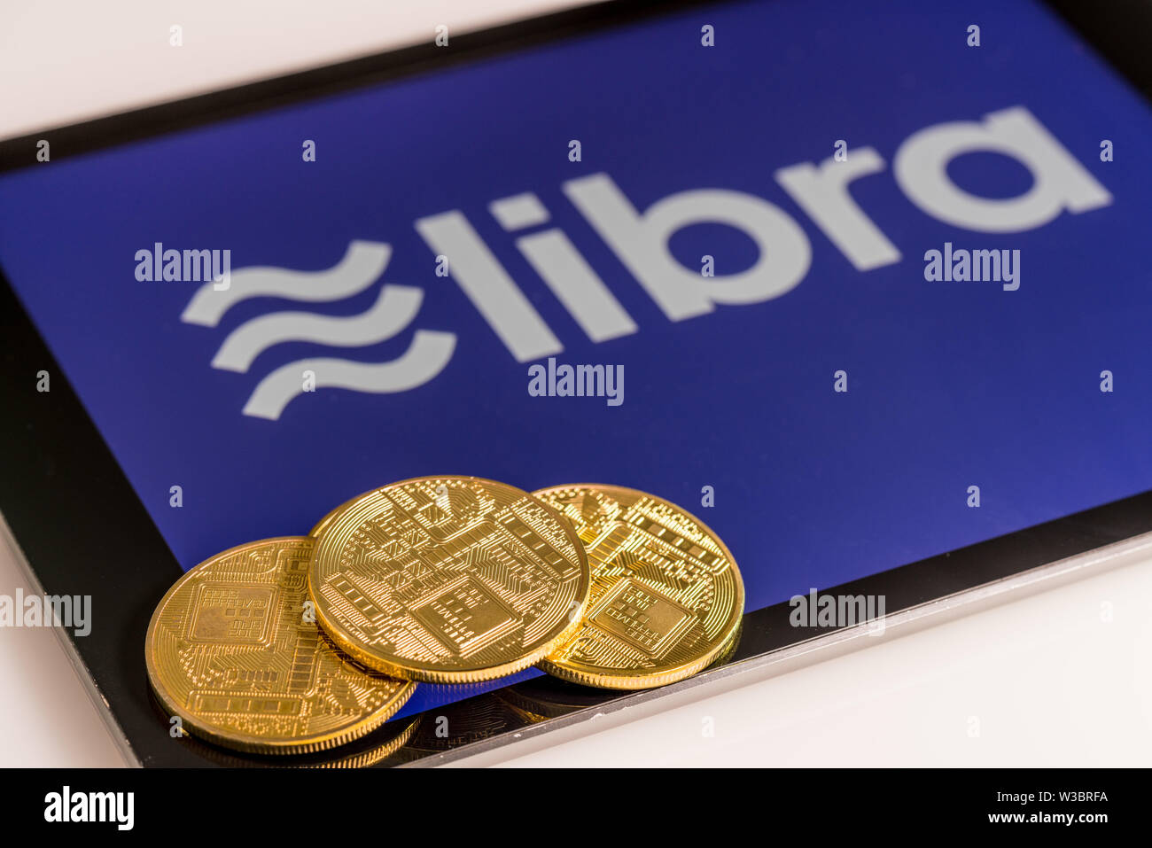 Goldene Münzen auf Tablet Computer für Waage cybercurrency Stockfoto