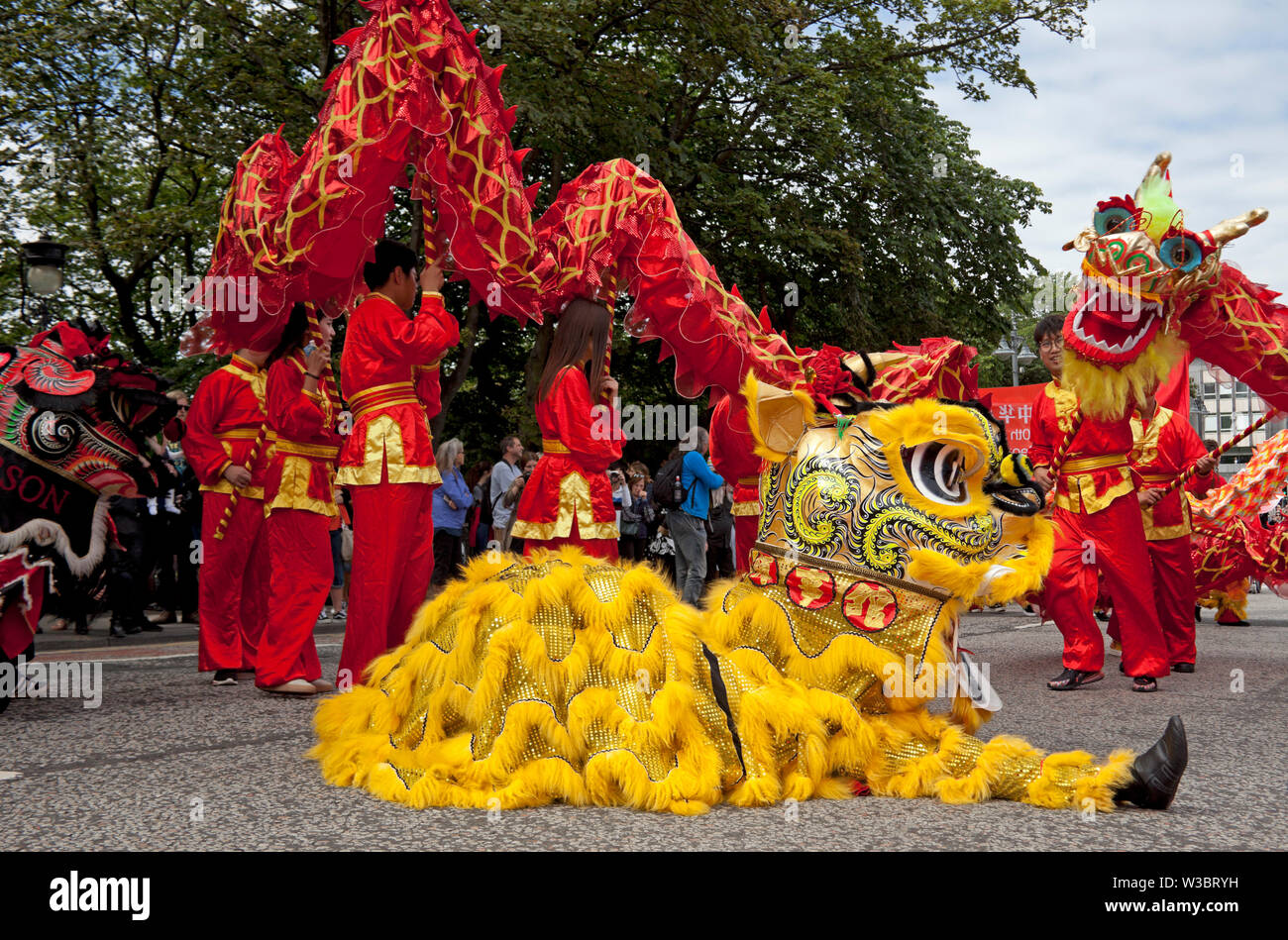 Edinburgh, Schottland, Großbritannien. 14. Juli 2019. Edinburgh Festival Karneval 2019. Mehr als 800 Künstler nahmen an der bunten Parade von der Spitze des Hügels hinunter durch die Princes Street und in die Princes Street Gardens West die Party Atmosphäre mit Musik und Tanz der Andrang sorgte und säumten die Straßen zu unterhalten, um fortzufahren. Stockfoto