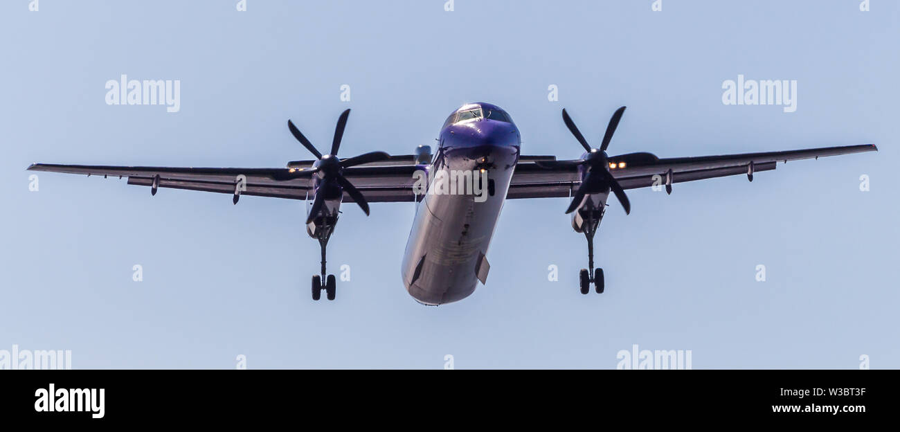 De Havilland Canada DHC -8-400 über in Cardiff Flughafen zu landen. Serien-nr. G-JEDW geflogen von FlyBe. Stockfoto