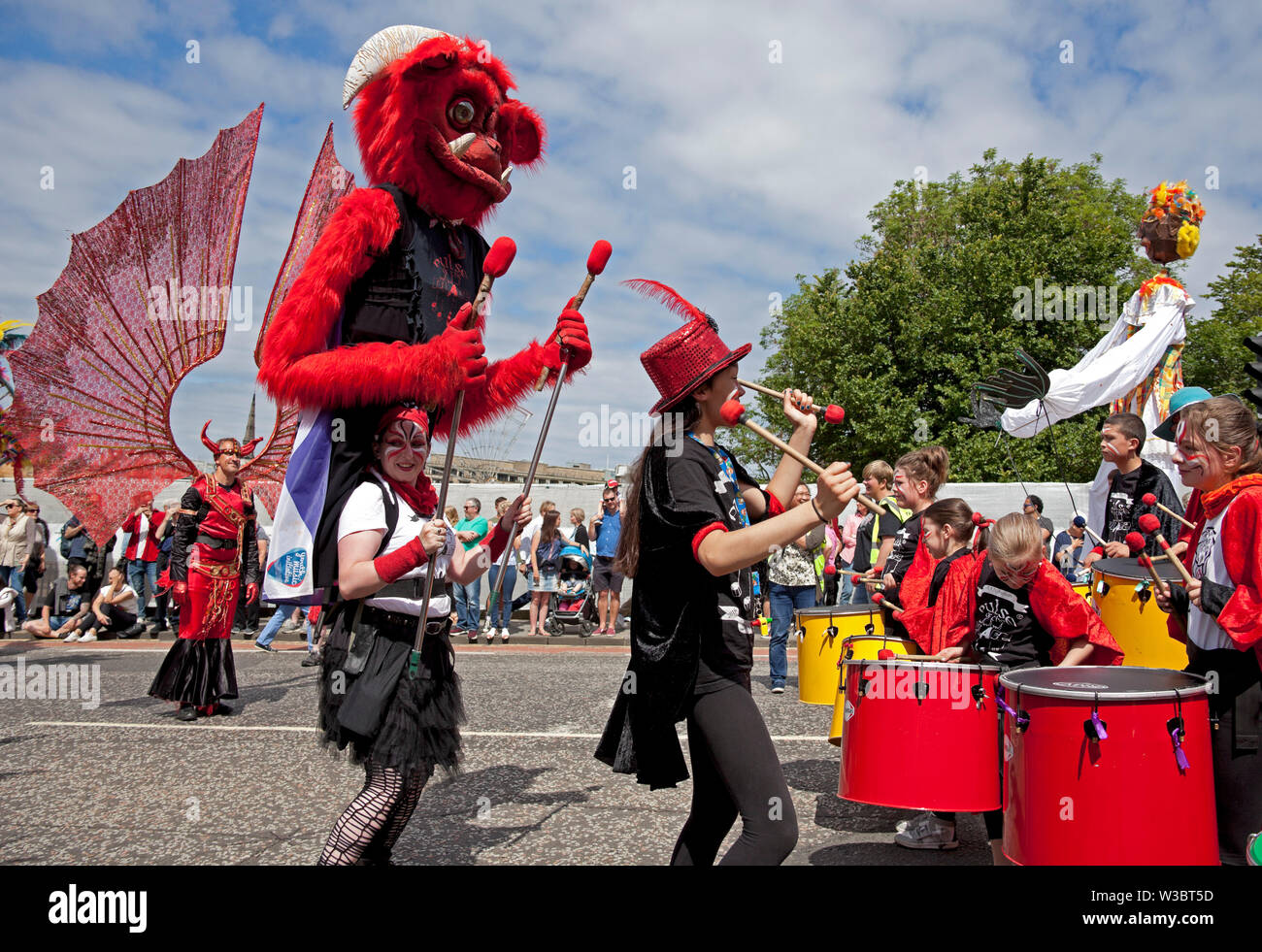 Edinburgh, Schottland, Großbritannien. 14. Juli 2019. Edinburgh Festival Karneval 2019. Mehr als 800 Künstler nahmen an der bunten Parade von der Spitze des Hügels hinunter durch die Princes Street und in die Princes Street Gardens West die Party Atmosphäre mit Musik und Tanz der Andrang sorgte und säumten die Straßen zu unterhalten, um fortzufahren. Stockfoto