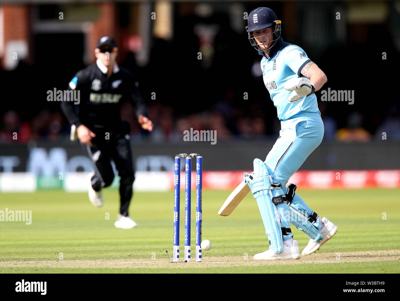 England's Ben schürt während der ICC-WM-Finale auf Lord's, London. Stockfoto