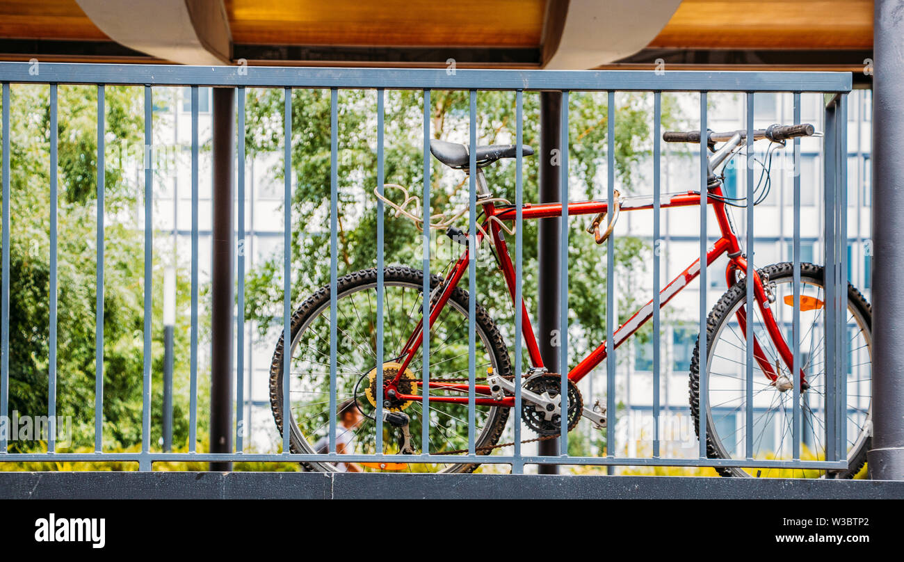 Fahrrad an das Geländer mit zwei Schlössern gesichert. Stockfoto