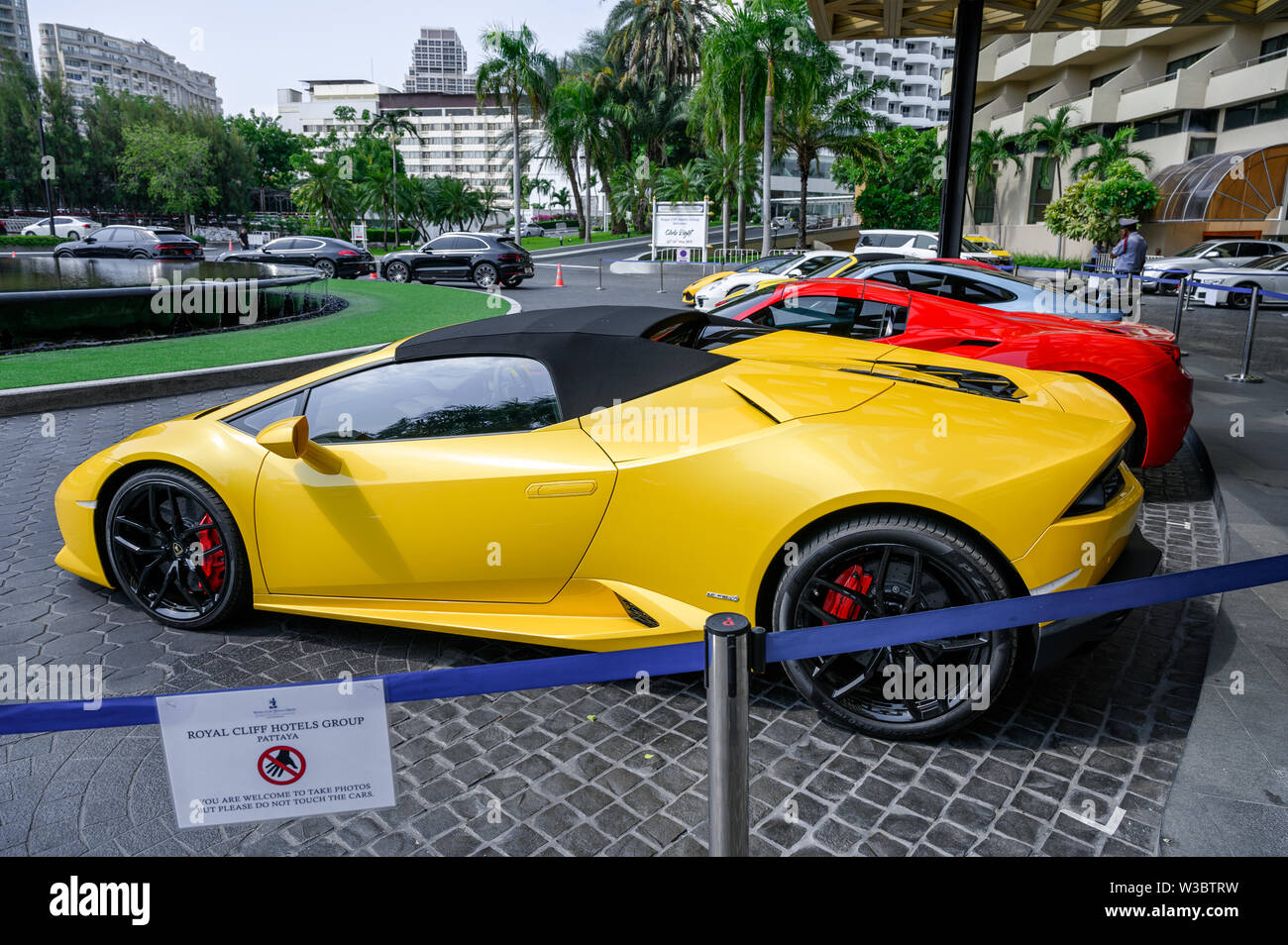 Pattaya, Thailand - 26. Mai 2019: Gelb Lamborghini Sportwagen der berühmten Marke Parkplatz auf der Vorderseite des Royal Cliff Beach Hotel Stockfoto