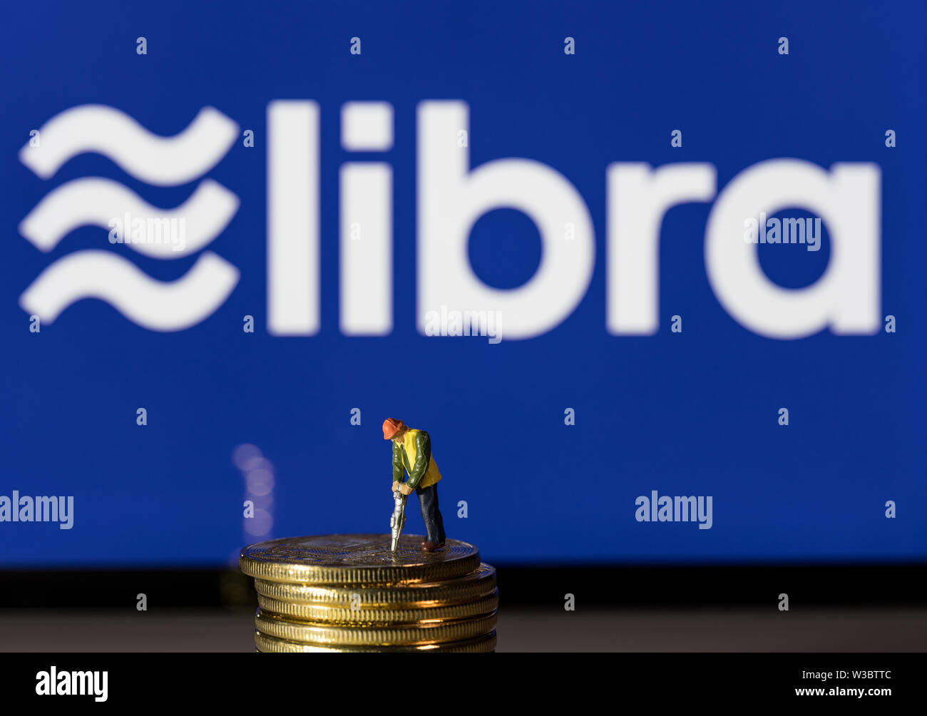 Goldene Münzen auf Tablet Computer für Waage cybercurrency Stockfoto