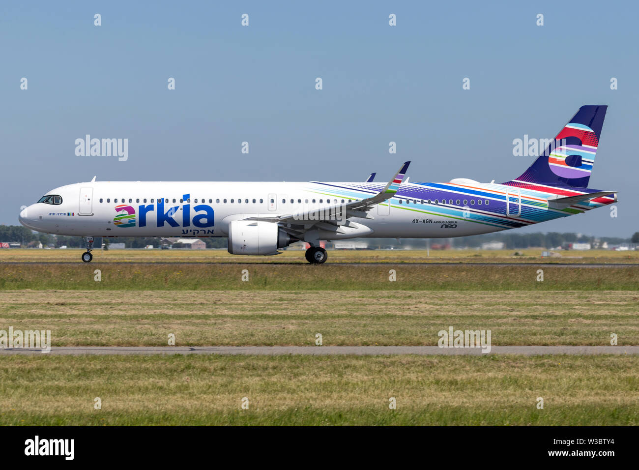 Israelische Arkia Airbus A321 Neo mit der Registrierung 4X-AGN auf auf Start- und Landebahn 36L (Polderbaan) der Flughafen Amsterdam Schiphol. Stockfoto