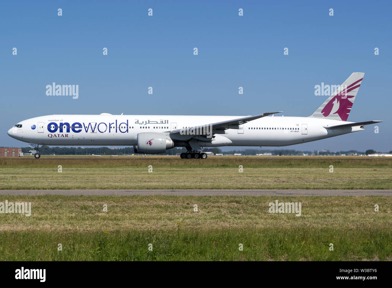 Qatar Airways Boeing 777-300mit Registrierung A7-BAF in speziellen oneworld livery Nehmen auf auf Start- und Landebahn 36L von Amsterdam Airport Schiphol. Stockfoto
