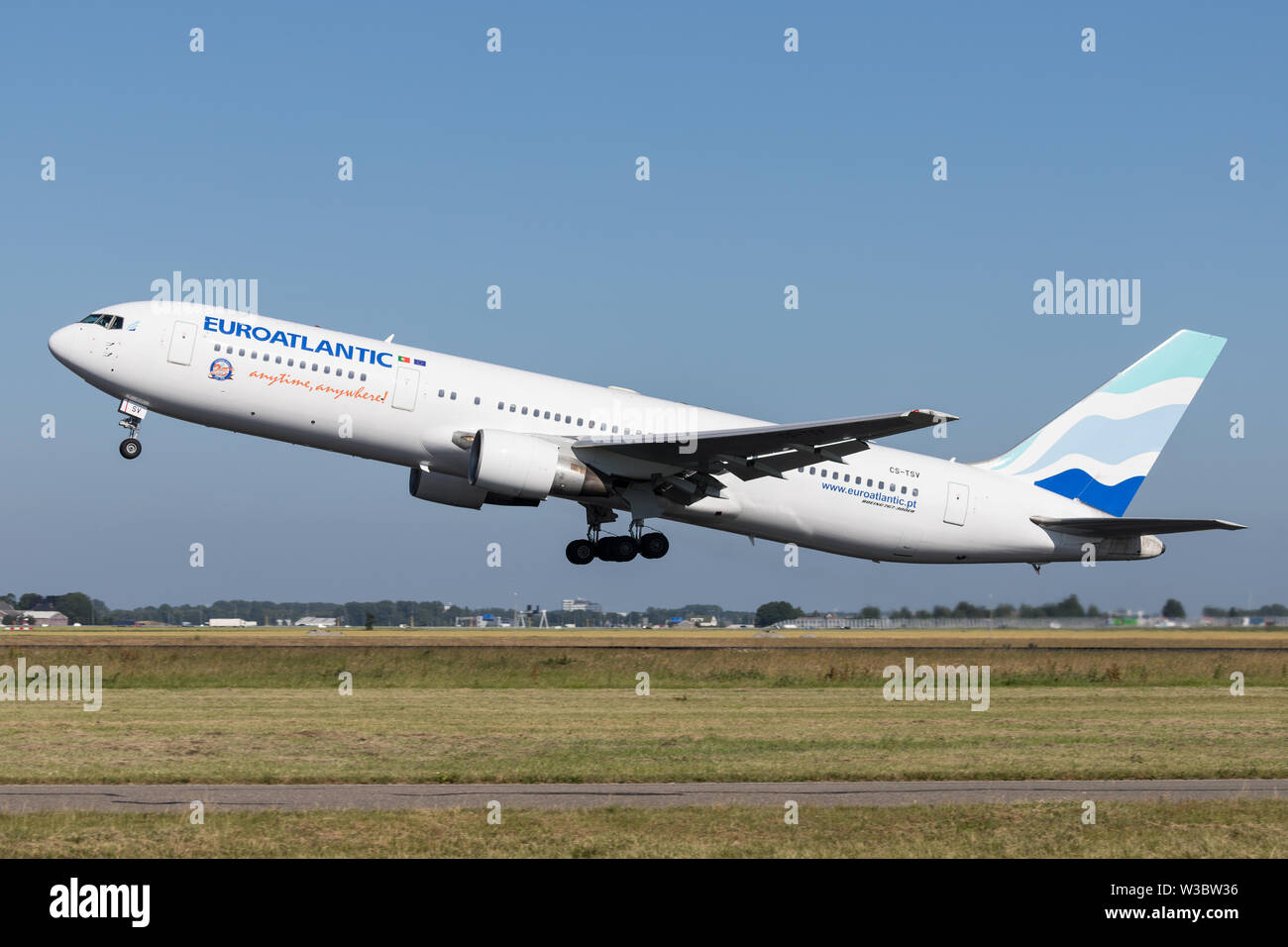 Portugiesische EuroAtlantic Airways Boeing 767-300 mit der Registrierung CN-TSV die Startbahn 36L (Polderbaan) der Flughafen Amsterdam Schiphol. Stockfoto